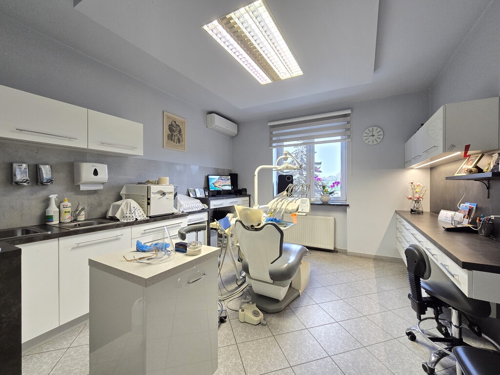 Budynek Usługowo-mieszkalny W Centrum 380 M2.